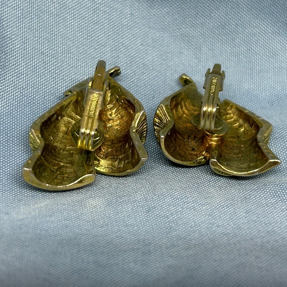 Carnegie gold tone clip vintage style earrings - Picture 3 of 5